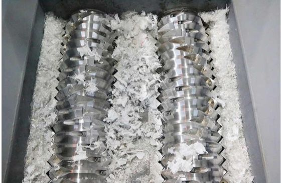 多目的の二軸プラスチックPETボトルクラッシャーマシン/廃棄物リサイクルクラッシャー